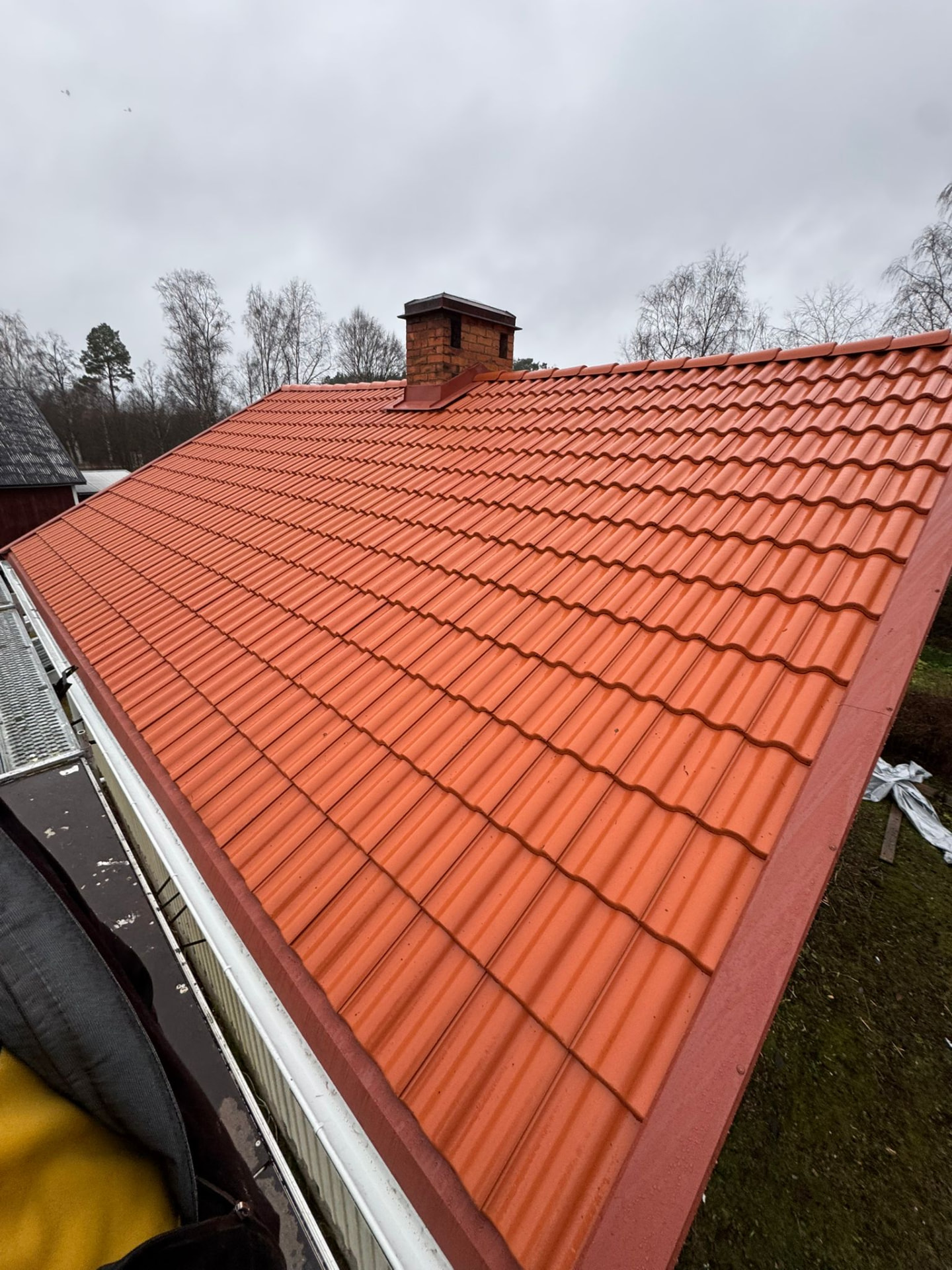Komplett takbyte med nytt rött plåttak – Borlänge